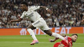 Tal como había sucedido en Portugal, Otamendi y Vinicius jugaron un duelo aparte en el Bernabéu. Tal como había sucedido en Portugal, Otamendi y Vinicius jugaron un duelo aparte en el Bernabéu.