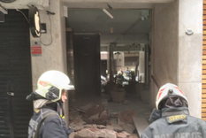 La explosión causó grandes destrozos en el hall del edificio.
