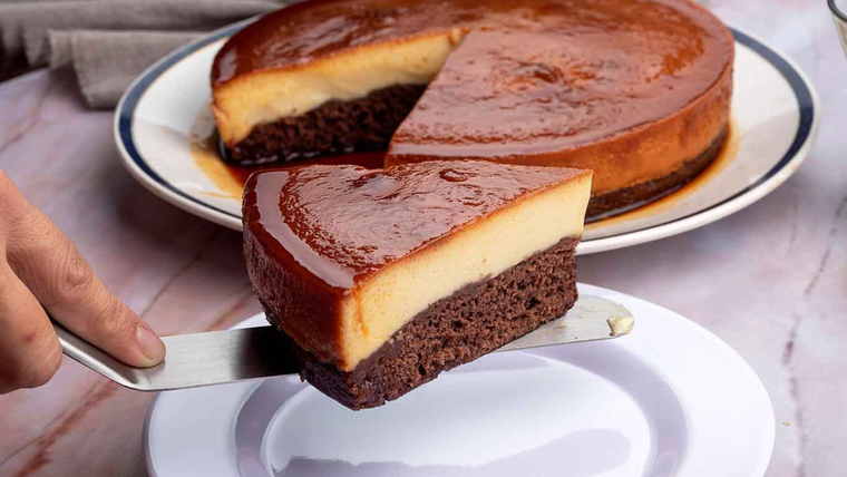 En la receta, el flan queda arriba al desmoldar porque su densidad es mayor que la del bizcochuelo. En la receta, el flan queda arriba al desmoldar porque su densidad es mayor que la del bizcochuelo.