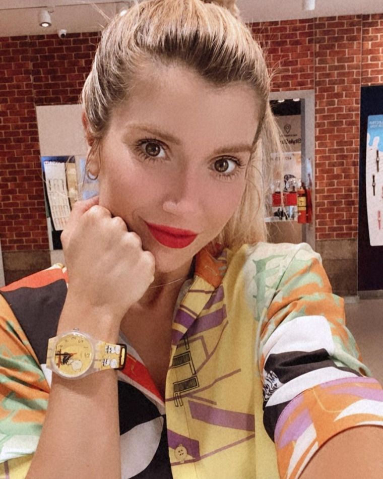 Laurita Fernández demuestra que los trajes sí pueden verse cancheros con este calzado Foto: Instagram