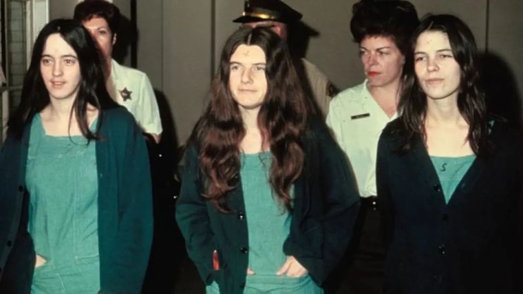 En 1978, Van Houten (derecha) fue declarada culpable de asesinato en primer grado Foto: Getty Images