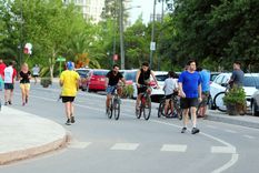 El calor hace que la gente se refugie, por ejemplo, en el Parque General San Martín Foto: ALF PONCE / MDZ