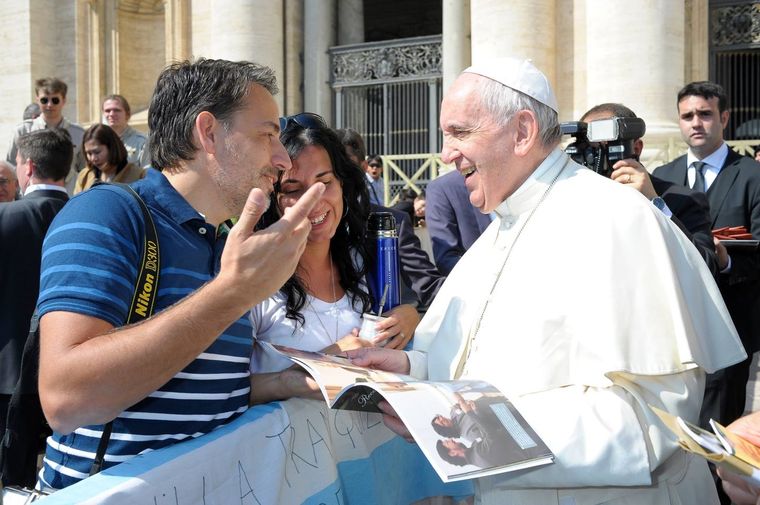 Enrique Cangas junto al Papa Francisco, en Roma, mostrándole su libro de fotografías