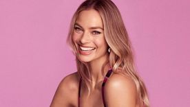 Mirá el look victoriano de Margot Robbie que deslumbró en Australia.