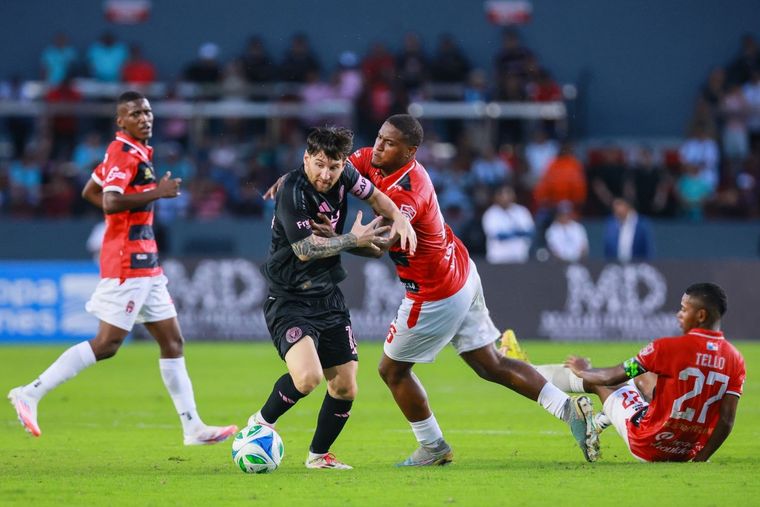 Aymar Condumí entró pasado de revoluciones y fue fuerte dos veces contra el 10. Foto: Getty Images