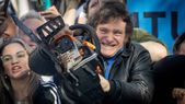 Javier Milei, con la motosierra que se ha convertido en el símbolo de sus recortes al gasto público