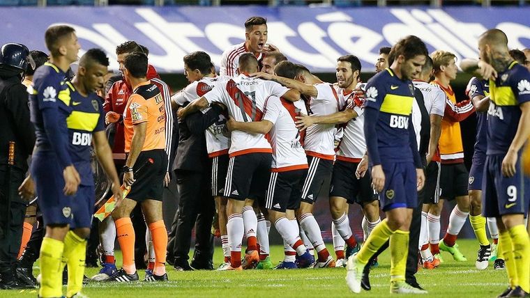 Driussi, se lanza sobre sus compañeros tras ganar un clásico en la Bombonera.