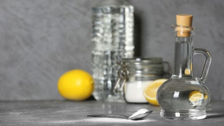 Limpiar debajo de la cama con vinagre ayuda a neutralizar olores y controlar la humedad. Foto: Archivo Limpiar debajo de la cama con vinagre ayuda a neutralizar olores y controlar la humedad. Foto: Archivo