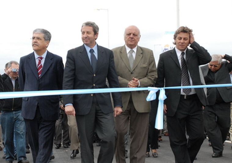 Funcionarios provinciales y nacionales, durante el corte de cinta de la doble vía Santa Rosa - San Martín. Foto: Marcelo Ruiz / MDZ