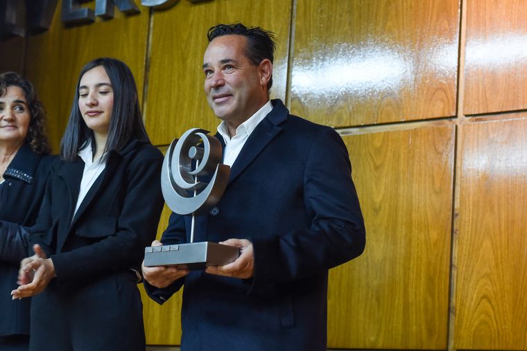 Adrián Yacopini, y el reconocimiento de la Universidad Maza. Adrián Yacopini, y el reconocimiento de la Universidad Maza.