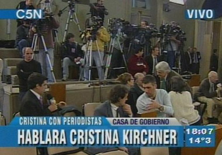 Fuerte expectativa demuestran los periodistas por la segunda conferencia de Cristina.