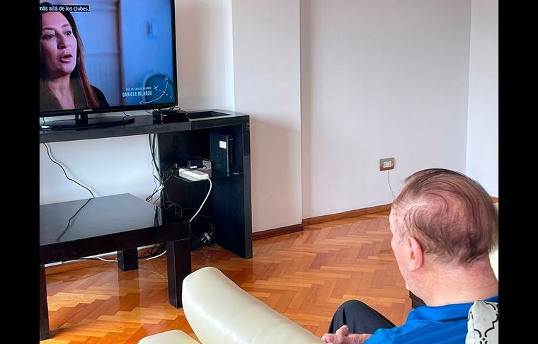 Carlos Bilardo, viendo la serie sobre su vida, en uno de los momentos en que habla su hija Daniela. (Foto: @fededelia1)