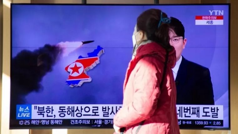 Los medios surcoreanos informaron sobre el último lanzamiento de misiles el lunes por la mañana. Foto: EPA