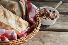 Deliciosas empanadas de pino receta tradicional de la cocina chilena Foto: Shutterstock