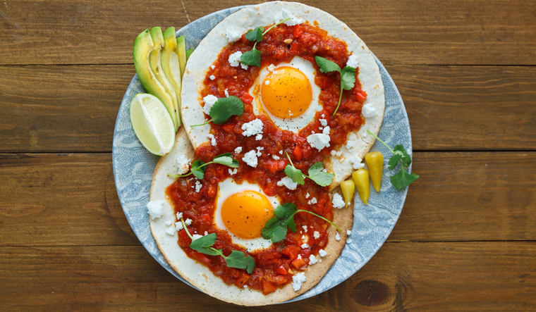 La receta de huevos rancheros naci&oacute; en los ranchos mexicanos como un desayuno energ&eacute;tico para los campesinos, combinando ingredientes sencillos y frescos que se encontraban en cualquier hogar.
