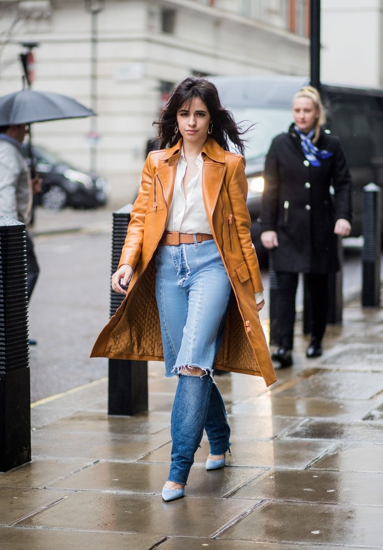 Camila Cabello nos enseña tres looks con abrigos básicos Foto: Pinterest