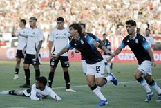 Santiago Sosa ya metió su cabezazo goleador y sale a gritarlo con sus compañeros. Fue el tanto que abrió el camino de la goleada racinguista. Foto: FotoBaires