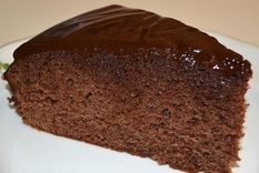 La mujer llevó bizcochuelo para sus colegas