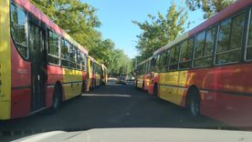 estacionan en cualquier lado: la molesta costumbre de una linea de colectivos en godoy cruz
