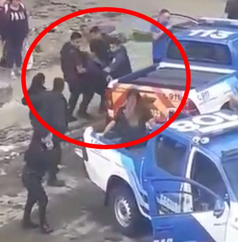 El momento en que los uniformados trasladan a la persona baleada