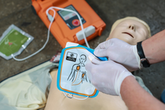 Cada desfibrilador contiene un instructivo impreso para que cualquier persona puede manipularlo. Cada desfibrilador contiene un instructivo impreso para que cualquier persona puede manipularlo.