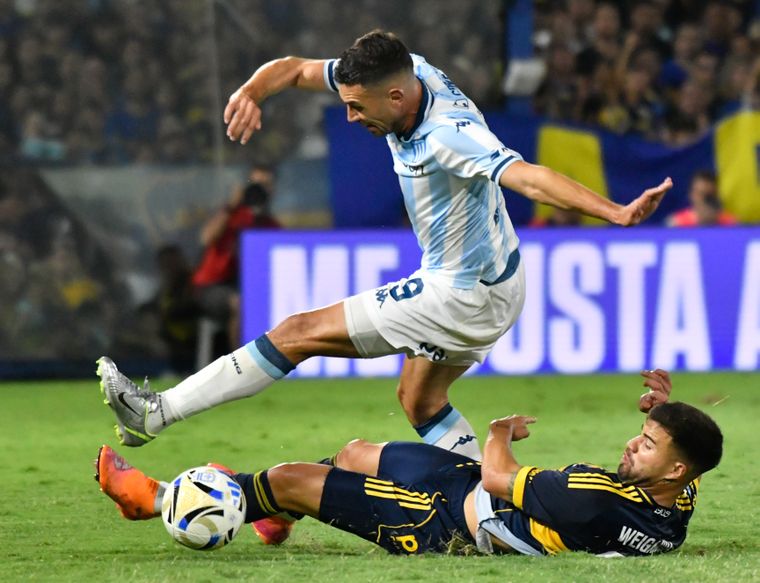 Maravilla Martínez le pasa por encima a Chelo Weigandt. Todo Boca pidió la expulsión del goleador de Racing por un golpe a Ayrton Costa.&nbsp;