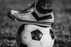 el mundo es redondo como una pelota (de futbol)