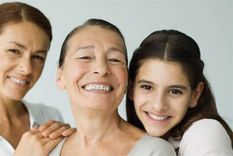 Con algunas excepciones, para bien o para mal, solemos aparentar más o menos la edad que tenemos. Foto: GETTY IMAGES