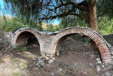 Entre senderos, sauces y ladrillos centenarios, sobreviven los restos del acueducto que abasteció de agua a la Mendoza de principios del siglo XIX. Entre senderos, sauces y ladrillos centenarios, sobreviven los restos del acueducto que abasteció de agua a la Mendoza de principios del siglo XIX.