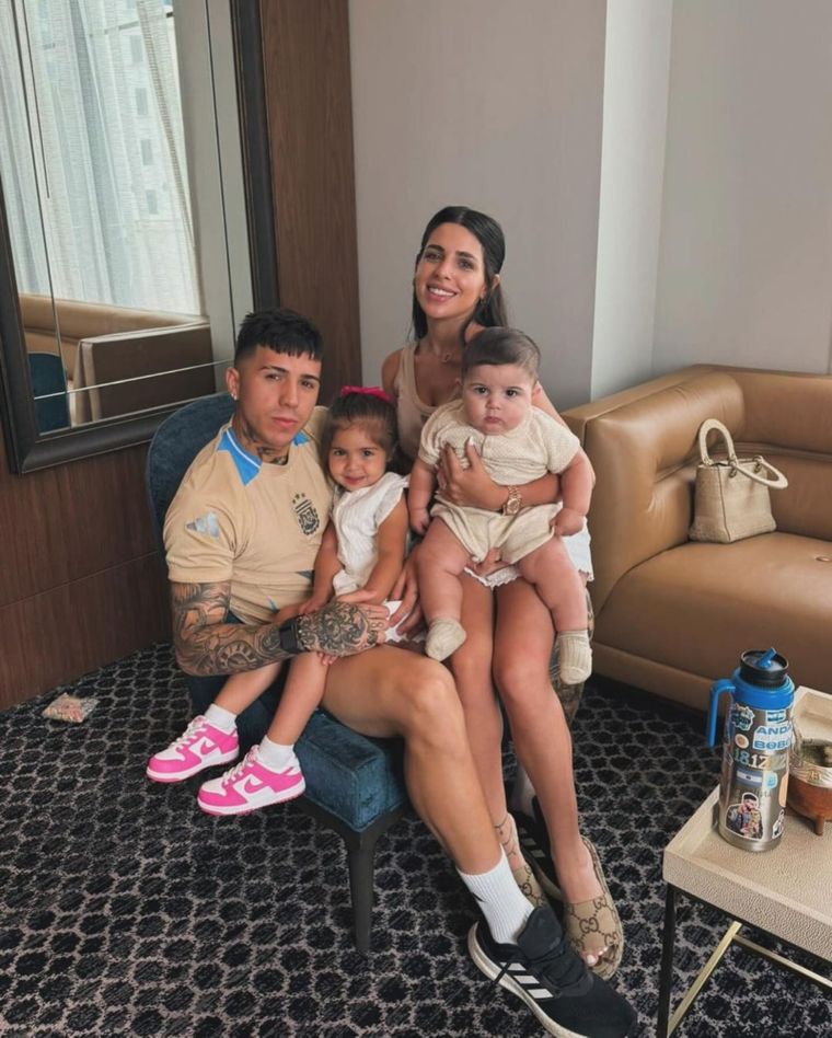 La pareja juntos a sus hijos.