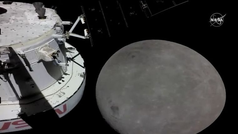 Orión aprovechó su sobrevuelo por la superficie de la Luna para tomar fotos Foto: NASA