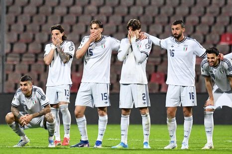 Jugadores de la selección de Italia sufren en la tanda de penales frente a Bosnia. Jugadores de la selección de Italia sufren en la tanda de penales frente a Bosnia.