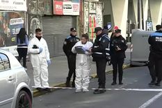 Efectivos policiales trabajan en Once para esclarecer el llamativo hallazgo de sangre y&nbsp; vainas de armas de fuego.