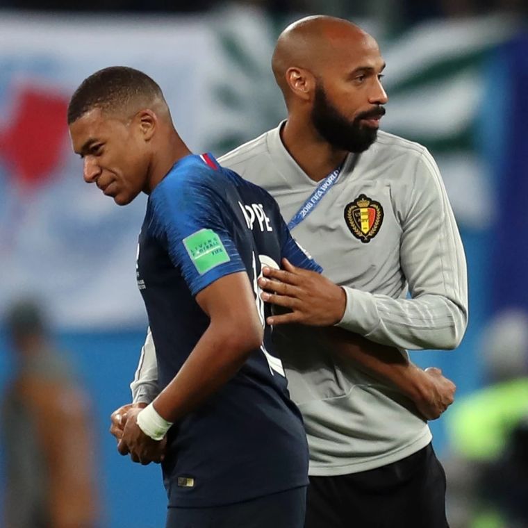 Henry saluda a Mbappé.