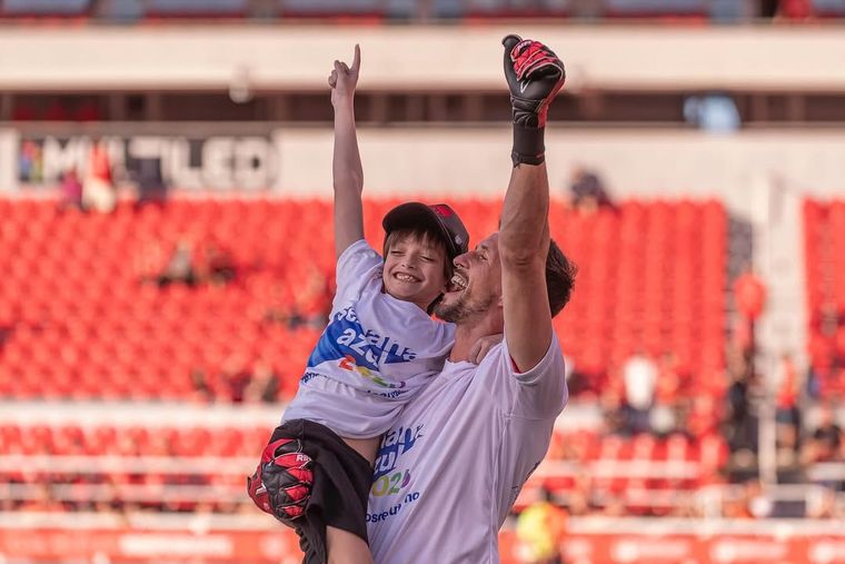 Rodrigo Rey junto a su hijo con autismo en la cancha de Independiente.