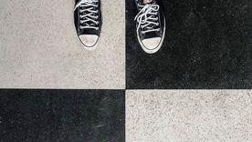 El diseño a cuadros se reinventa en la decoración actual dejando atrás el alto contraste y sumando tonos neutros y materiales naturales. Foto: Pexels.