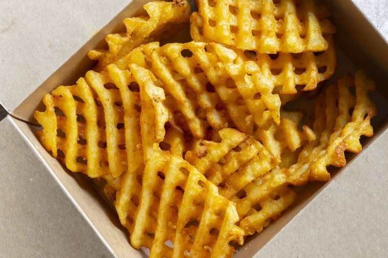 Una receta de waffles de papa bien lograda debe quedar crujiente por fuera y suave por dentro. Una receta de waffles de papa bien lograda debe quedar crujiente por fuera y suave por dentro.