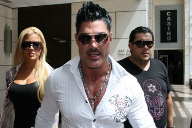 MDZol | Camisa ceñida, gafas negras, así se lo vio a Fort junto a su novia. Foto: Flor Kaiser/MDZ