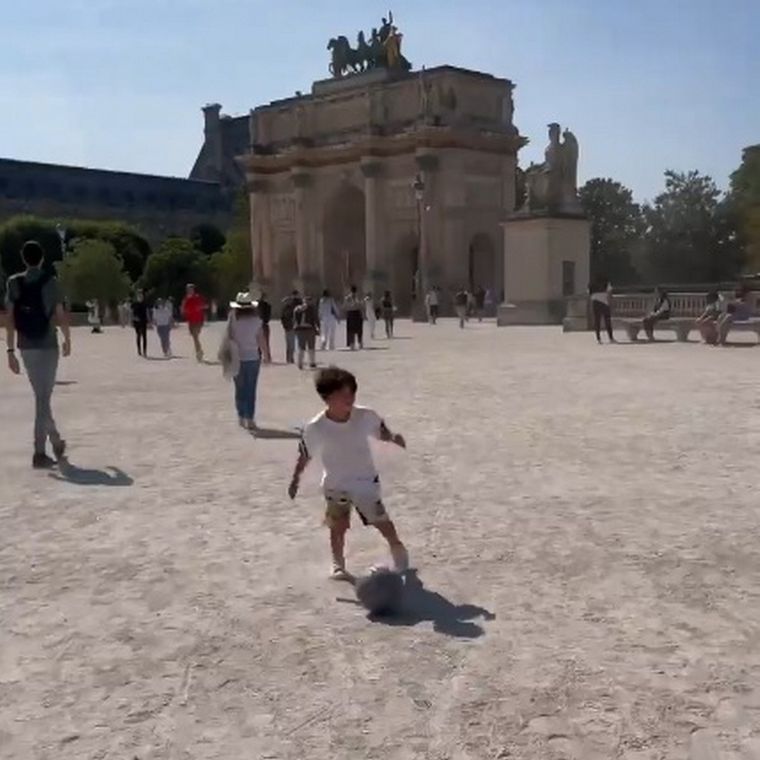 Mateo Messi, haciendo de las suyas con un monumento histórico de fondo Foto: Instagram @antonelaroccuzzo
