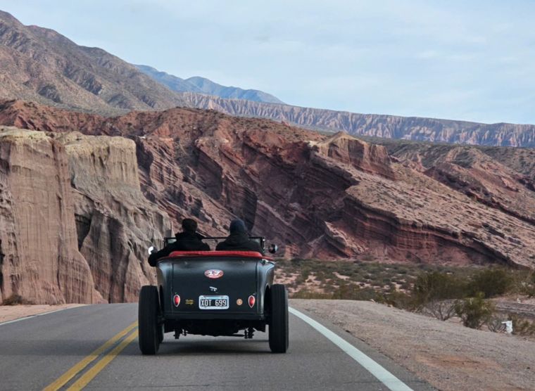En medio de los imponentes paisajes del Noroeste argentino, dieciséis autos clásicos realizan un épico viaje que combinará pasión fierrera, amistad y turismo por escenarios de película del NOA.