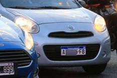 Cada patente lleva un código único que permite acceder a información detallada del vehículo y su titular, como la región en la que está registrado Foto: NA