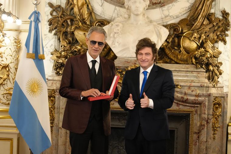 Javier Milei le entregó la Orden de Mayo a Andrea Bocelli en el Salón Blanco de la Casa Rosada. Javier Milei le entregó la Orden de Mayo a Andrea Bocelli en el Salón Blanco de la Casa Rosada.