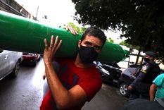 En muchos países, incluidos Perú y Brasil (en la foto), los familiares han tenido que suministrar oxígeno a sus parientes enfermos.