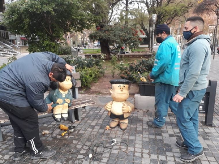 El momento en que retiran la estatua de Mafalda. Foto: Municipalidad de la Ciudad de Mendoza