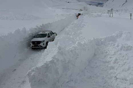 Las paredes de nieve entre las que trabaja el personal de Vialidad Nacional superan los dos metros de altura.