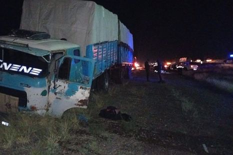 El camión quedó detenido sobre la banquina tras el impacto, con visibles daños en su parte frontal. El camión quedó detenido sobre la banquina tras el impacto, con visibles daños en su parte frontal.