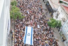 Una multitud recuerda a la familia Bibas Foto: Gentileza
