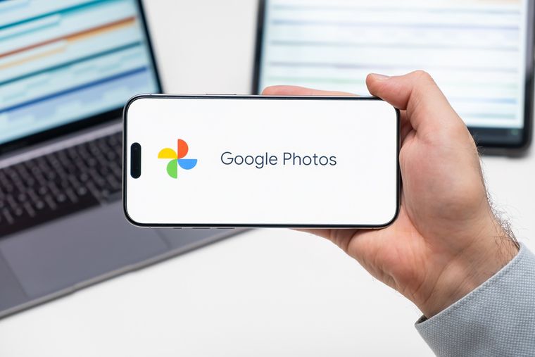 La versión 7.49 de Google Photos anticipa una herramienta para eliminar acné y mejorar rostros. La versión 7.49 de Google Photos anticipa una herramienta para eliminar acné y mejorar rostros.