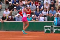 Irina-Camelia Begu Lanzó su raqueta al piso, rebotó y cayó en la grada.