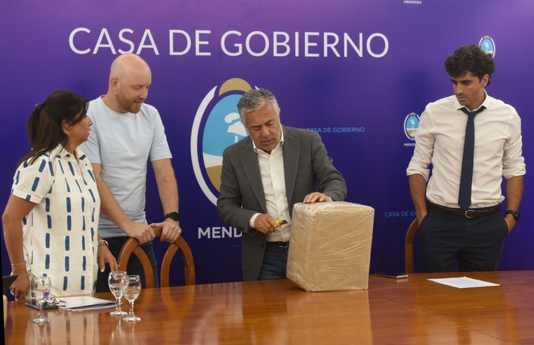 Apertura de sobres para mejorar la ruta 40 (Acceso Sur). Apertura de sobres para mejorar la ruta 40 (Acceso Sur).